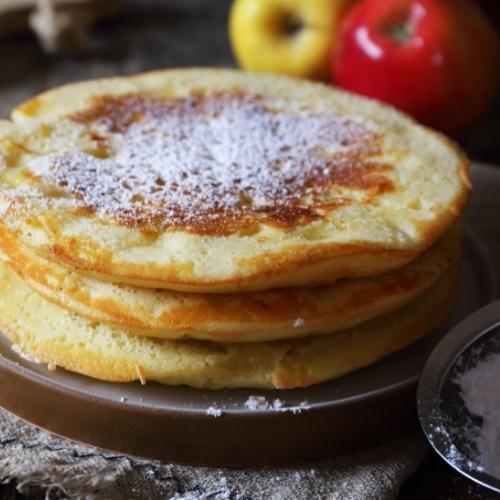 <transcy>Apple Pie seasoned Pancakes</transcy>